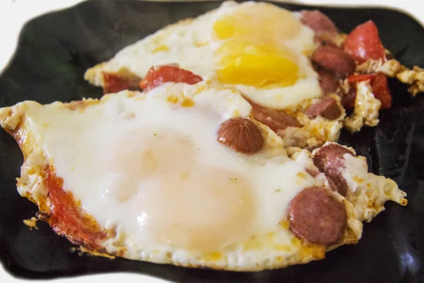 Huevos Enteros Asados Por Mañana Plato Negro Con Tomate Salchichas — Foto de Stock