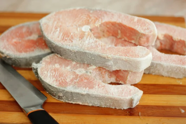 Bevroren Zalm Rauwe Rode Vis Biefstuk Vorst Kooktafel Keuken Mes Stockfoto