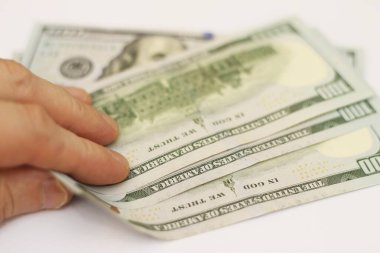 Usa 'nın Beyaz Arkaplanda tecrit ettiği 100 dolarlık yeni kağıt yığını ile ödeme yapan adam