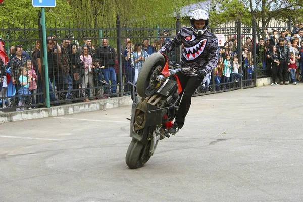 Moto Pilota Stile Libero Sulla Moto Rossa Acrobazia Sulla Piazza — Foto Stock