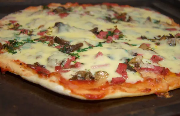 Hot Pizza Buatan Sendiri Dengan Mozzarella Jamur Goreng Sosis Dan — Stok Foto