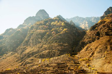 Cherekskoe vadisinde sonbahar, Abayev prenslerinin antik gözetleme kulesi, Kunlyum köyü, Yukarı Balkaria, Kuzey Kafkasya harabeleri