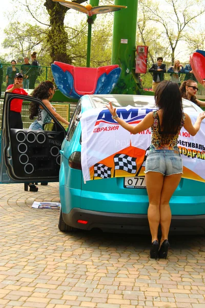 Bailando Chica Bailando Dubstep Festival Moto Mayo 2015 Pyatigrorsk Rusia —  Fotos de Stock