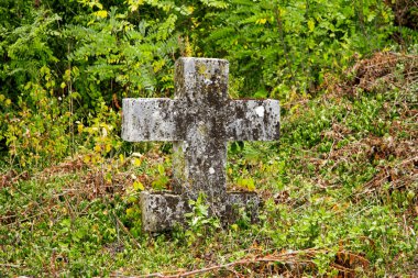 Eski mezarlıkta antik taş haç, Necropolis. Pyatigorsk 'un tarihi parçası; Kuzey Kafkasya tarihi Rusya Federasyonu 04 Ekim 2020