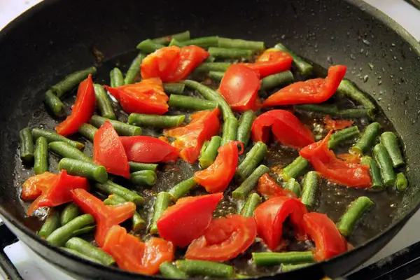 Tomate Feijão Verde Assado Frigideira Preta Para Ovos Inteiros Assados — Fotografia de Stock