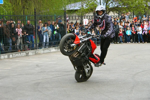 Moto Freestyle Pilot Auf Dem Roten Motorrad Stunting Auf Dem — Stockfoto