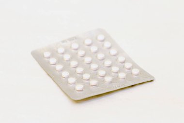 Beyaz arka planda izole edilmiş bir hap paketi