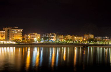 Antalya Konyalti Türkiye 'deki aydınlık gece kasaba sınırı ve gece vakti nehir yansıması