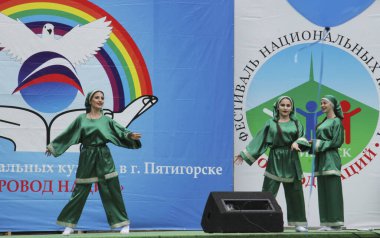 Ulusal Kültür Festivali, ulusların yuvarlak dansı. Pyatigorsk, Rusya Federasyonu 12 Haziran 2017. Dans eden kızlar.