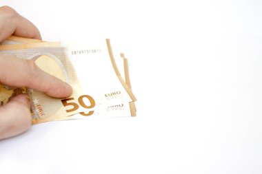 Adam, beyaz arka planda 50 avroluk banknotlar tutuyor.
