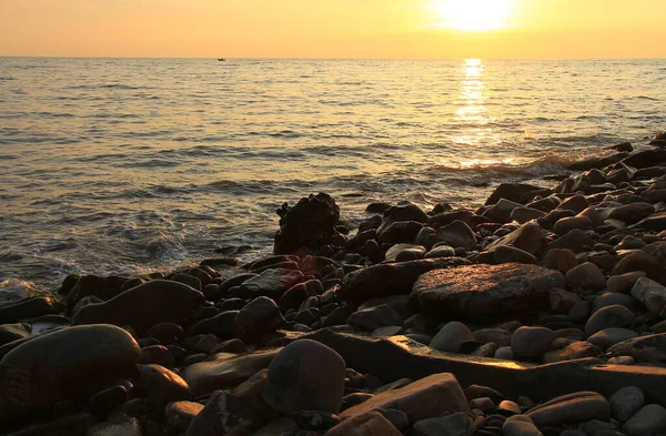 Denizin üstünde tropikal bir günbatımı. Karadeniz kıyısı.