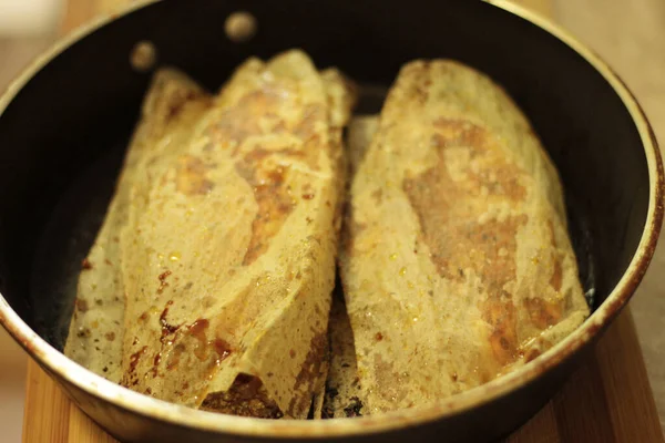 Pollo Asado Papel Sartén Negra Primer Plano Escritorio Cocina Madera — Foto de Stock