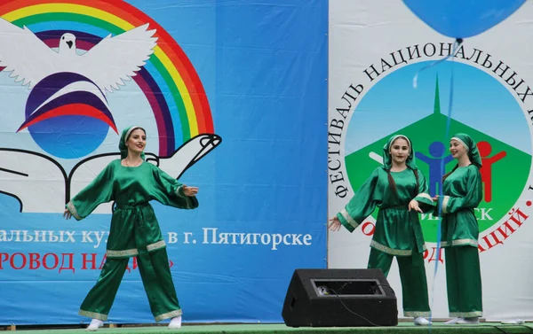 Ulusal Kültür Festivali, ulusların yuvarlak dansı. Pyatigorsk, Rusya Federasyonu 12 Haziran 2017. Dans eden kızlar.