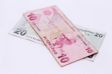 Beyaz zemin üzerinde 10 Türk lirası ve 20 Türk lira kağıt para birimi izole edilmiş.