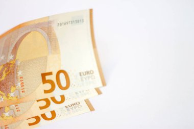 Beyaz arka planda izole edilmiş 50 avroluk banknot yığını