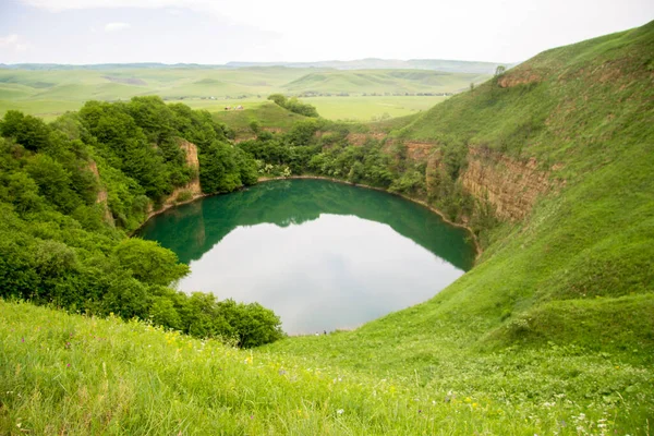 Lake Small Shadcurey Sarnakovo Kabarda Norra Kaukasus Ryska Federationen Royaltyfria Stockfoton