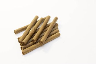 Beyaz arka planda izole edilmiş doğal sigaralar.