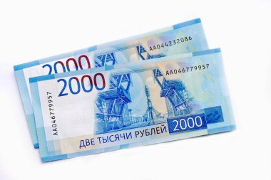 Dağınık Rus 2000 Ruble banknotları beyaz arka planda izole edilmiş.