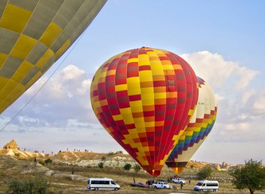 Mavi gökyüzüne karşı çok renkli sıcak hava balonları Kapadokya üzerinde uçmaya başlıyor, 27 Eylül 2019