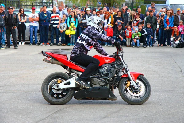 Moto Free Style Pilot Czerwonym Motocyklu Stunting Placu Pyatigorsk Rosja — Zdjęcie stockowe