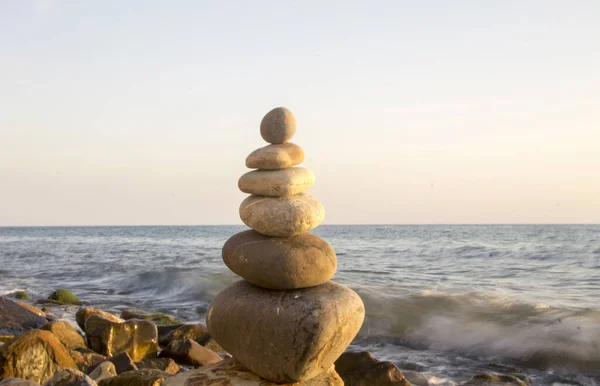 Збалансовані Камені Березі Моря Літній Час Морські Хвилі Фону — стокове фото