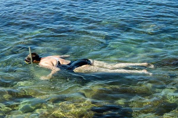 Mujer Adulta Sumergiéndose Aguas Cristalinas Del Mar Cerca Una Orilla — Foto de Stock