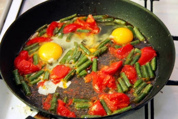 Huevos Enteros Asados Por Mañana Plato Negro Con Tomate Judías — Foto de Stock