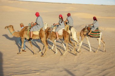 Sahra Çölü 'nün kumlarında yürüyen bir grup turist, Tunus, Kuzey Afrika 13 Ekim 2018