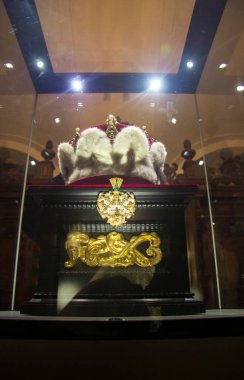 Avusturya 'nın kutsal tacı Viyana yakınlarındaki Roma Katolik kilisesinin Klosterneuburg manastırında.