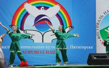 Ulusal Kültür Festivali, ulusların yuvarlak dansı. Pyatigorsk, Rusya Federasyonu 12 Haziran 2017. Dans eden kızlar.