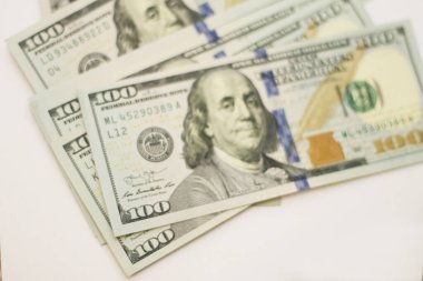 Yeni kağıt yığınları. Beyaz arka planda 100 dolar izole edilmiş.