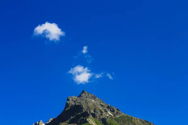 Picos Das Montanhas Cáucaso Sob Neve Céu Azul Claro Com — Fotografia de Stock