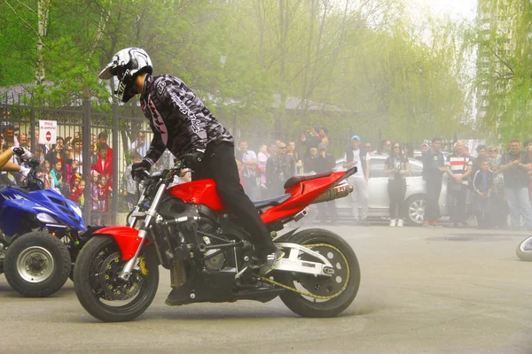 Meydanda Duran Kırmızı Motosikletli Moto Serbest Stil Pilot Pyatigorsk Rusya — Stok fotoğraf