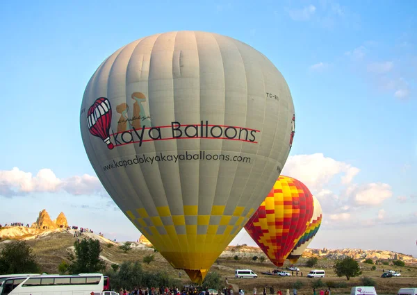 Färgglada Varmluftsballonger Mot Blå Himmel Börjar Flyga Över Kappadokien Turkiet — Stockfoto