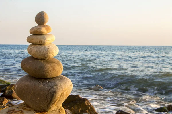Збалансовані Камені Березі Моря Літній Час Морські Хвилі Фону — стокове фото
