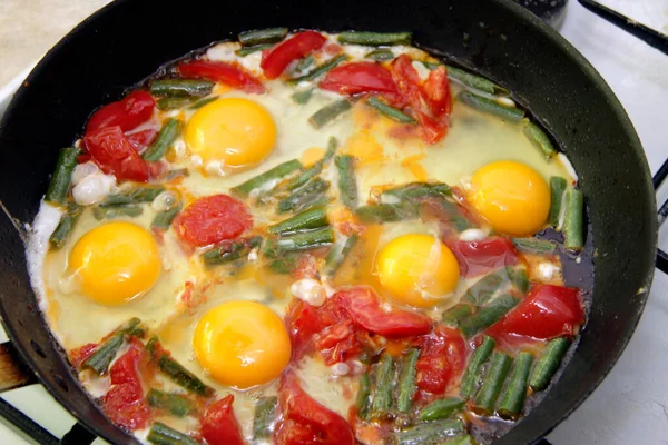 Huevos Enteros Asados Por Mañana Plato Negro Con Tomate Judías —  Fotos de Stock