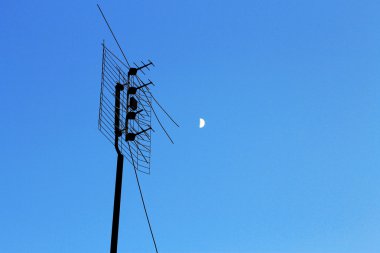 mavi gökyüzünde ev TV televizyon anteni