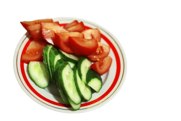 Tomate e pepino fatiados na placa isolados — Fotografia de Stock