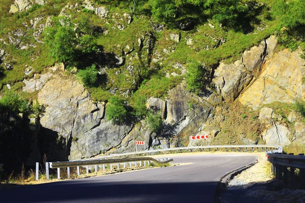 山の道路と風景。北コーカサスの旅行. — ストック写真