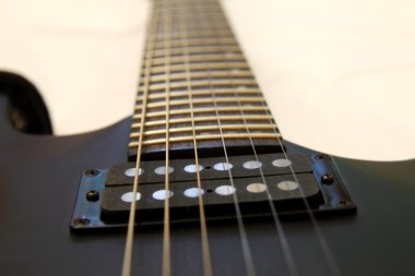 Siyah Elektro gitar üzerinde beyaz backgriund izole