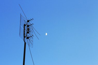 mavi gökyüzünde ev TV televizyon anteni