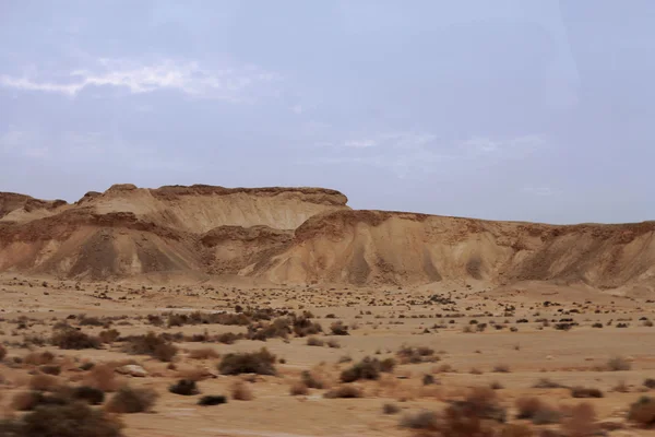 En egyptiska öknen och mysty himlen i dagsljus — Stockfoto