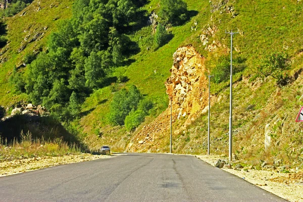 Autostrada e paesaggio montano. Caucaso settentrionale viaggi . — Foto Stock