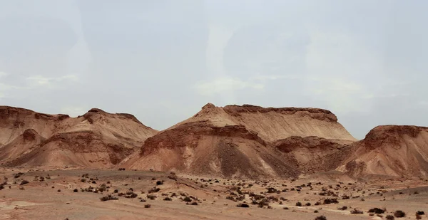 Um deserto egípcio e Mysty Sky à luz do dia — Fotografia de Stock