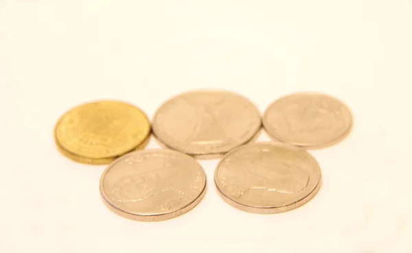 Сучасні російські Монети ювілейні ізольовані на білому тлі — стокове фото