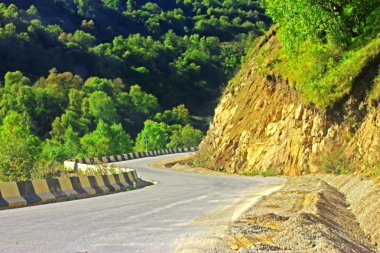 dağ yolu ile manzara. Kuzey Kafkasya seyahat.