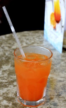 Mermer masa üzerinde bir saman ile içki bardak