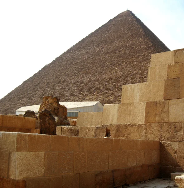 Pyramidy v egyptské pouště v Gíze — Stock fotografie