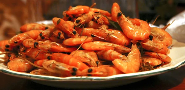 Um fundo de camarão cozido pronto para comer — Fotografia de Stock