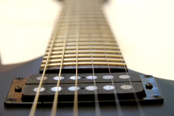 백색 backgriund에 고립 된 검은 일렉트릭 기타 — 스톡 사진